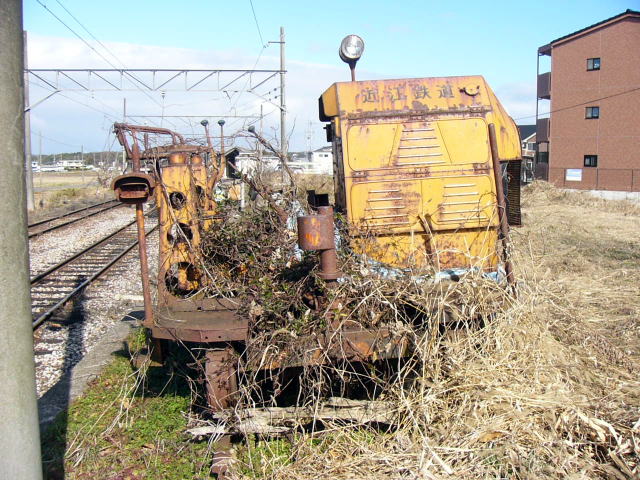 日野駅にあるモーターカーの残骸